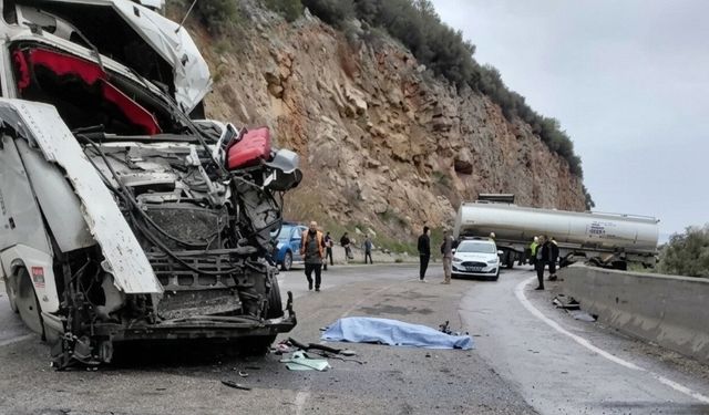 Kahramanmaraş-Gaziantep yolunda iki tır kafa kafaya çarpıştı 2 sürücü can verdi