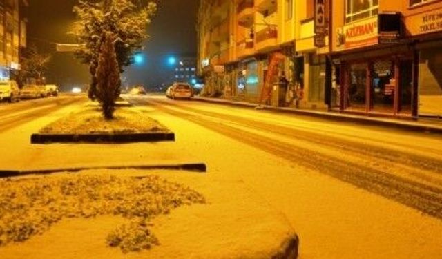 Kahramanmaraş Göksun’da Mart Ayında Kar Sürprizi: İlçe Beyaza Büründü