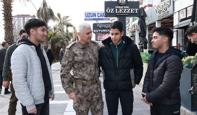 Kahramanmaraş protokolü Uzunçarşı’da esnafla buluştu