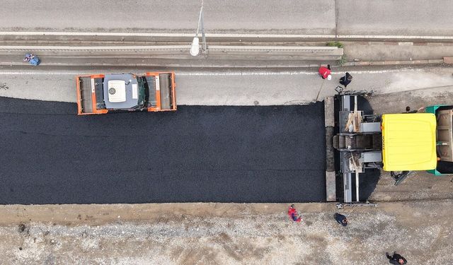 Kahramanmaraş'ta 1 kilometrelik güzergahta 700 ton asfalt serimi yapıyor