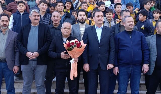 Kahramanmaraş’ta 40 yıllık öğretmen duygusal törenle emekliye uğurlandı