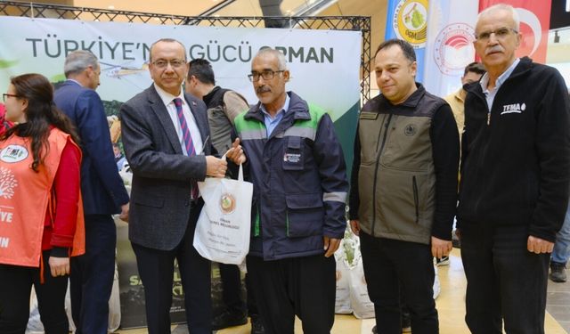 Kahramanmaraş'ta bedava fidan kuyruğu! Piazza AVM'de 2.500 adet dağıtıldı