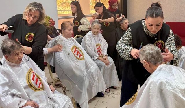 Kahramanmaraş'ta berberler huzurevinde yaşlıların yüzünü güldürdü