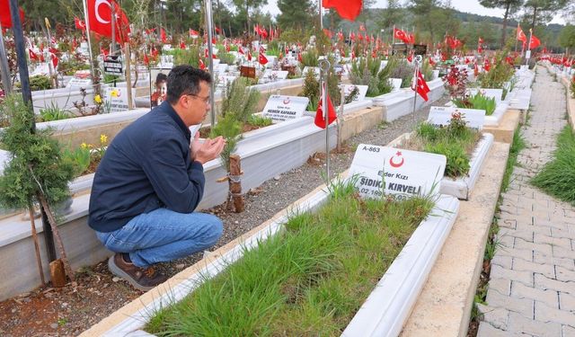 Kahramanmaraş'ta Deprem Mezarlığında Hüzünlü Bayram Arifesi