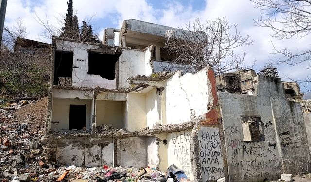 Kahramanmaraş'ta Esnaf Uyardı: Metruk Binalar Artık Tehlike Saçıyor