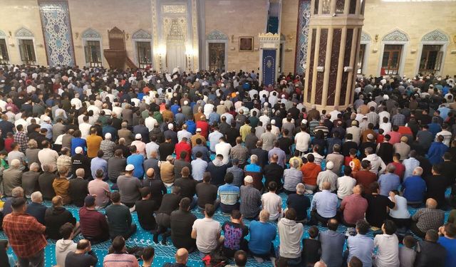 Kahramanmaraş’ta Kadir Gecesi’nde Abdulhamid Han Camii doldu taştı