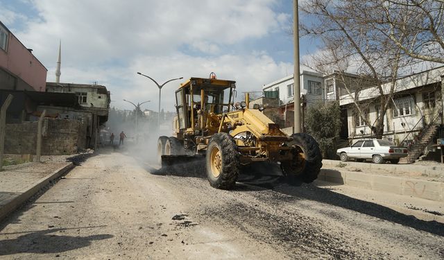Kahramanmaraş’ta Kuddusi Baba ve Trabzon Bulvarları Sıcak Asfaltla Yenileniyor