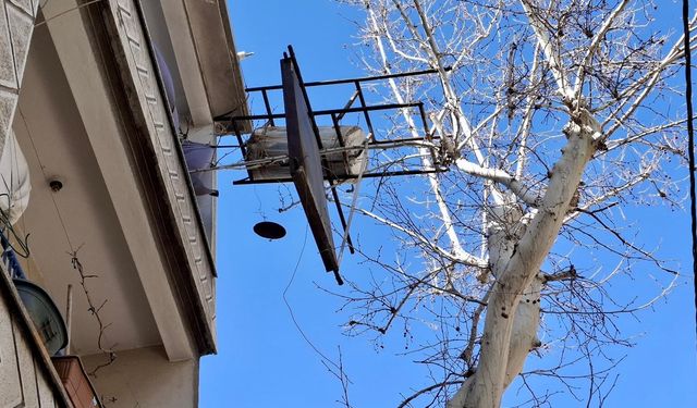 Kahramanmaraş’ta şiddetli rüzgar etkili oldu: çatı ve güneş panelleri zarar gördü