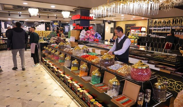 Kahramanmaraş'ta tezgahlar şeker ve çikolatalarla süslendi