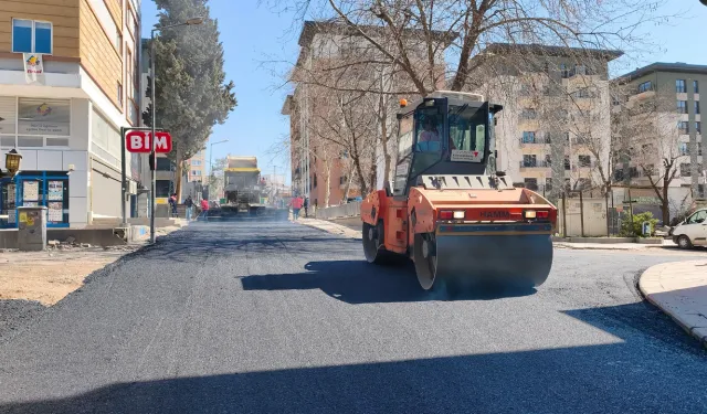 Kahramanmaraş’ta Yenişehir ve Karamanlı’da asfalt mesaisi