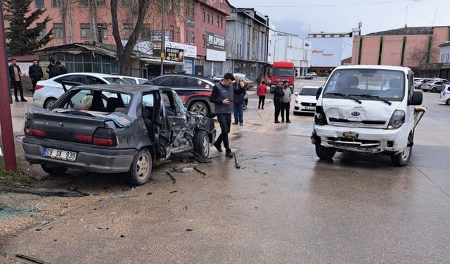 Kamyonet ile Otomobil Çarpıştı, 2’si Bebek 9 Yaralı