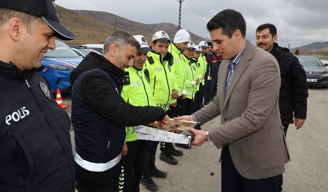 Kaymakam Demirel bayramda görev başındaki ekipleri ziyaret etti