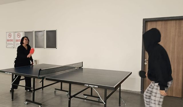 Kahramanmaraş Onikişubat Yurdu'nda raketler konuşuyor! Masa tenisi kursu başladı