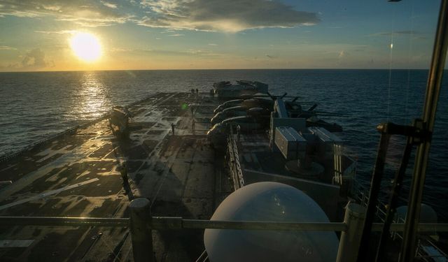 Orta Doğu'da kartlar yeniden karılıyor! ABD'nin dev gemisi 3.500 askerle bölgeye girdi