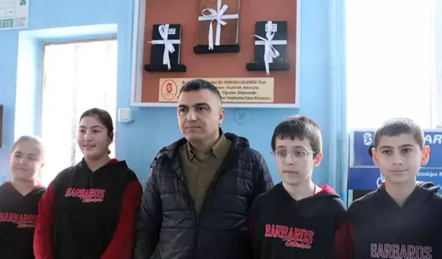 Ortaokul Öğrencileri 3 Bakkalın Borç Defterini Satın Aldı