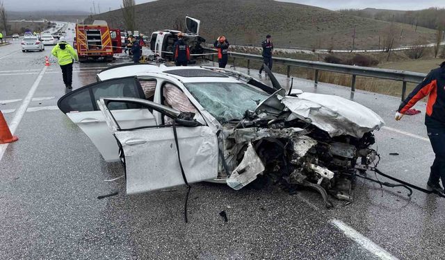 Otomobil hafif ticari araçla çarpıştı: Baba oğul öldü, 4 kişi yaralandı