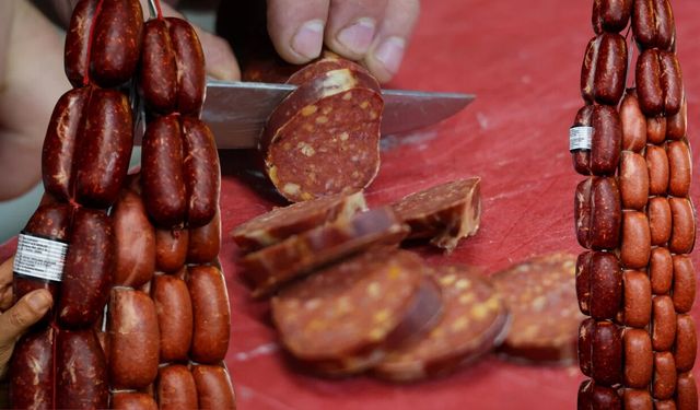 Sucuk alırken karekodu okutun! İçinde ne varsa saniyeler içinde çıkıyor