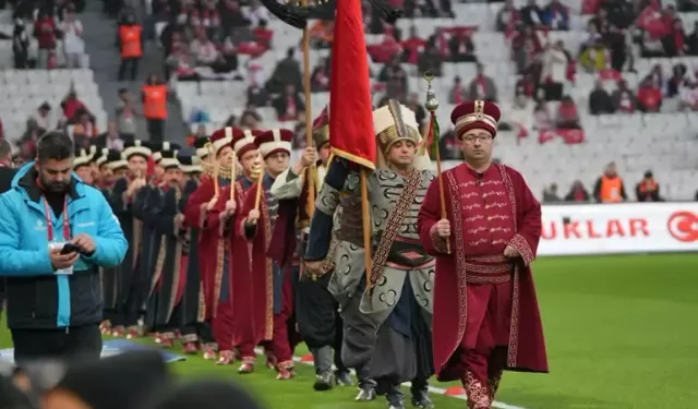 Türkiye-Romanya Maçı Öncesi Renkli Kareler: Taraftarlar Tribünü Doldurdu