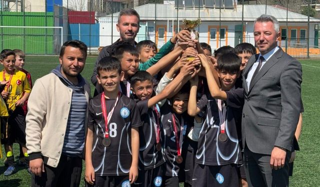 Türkoğlu'nda kupa heyecanı! Küçük erkek futbol birincileri belli oldu