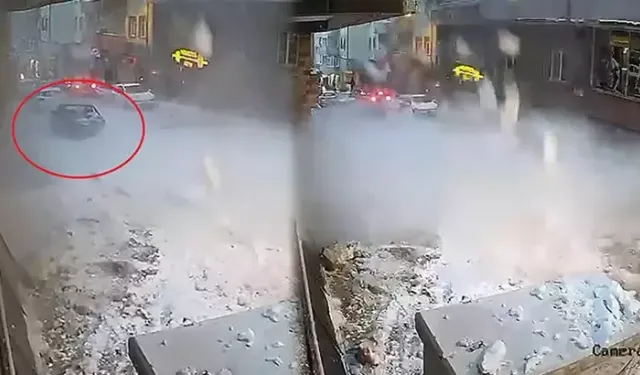 Üzerine çatıdan kar kütlesi düşen otomobil kullanılamaz hale getirdi