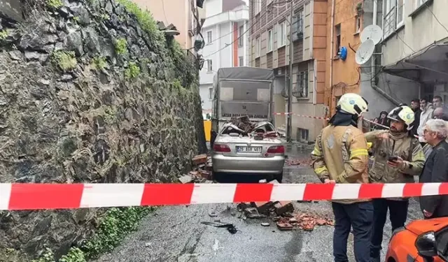 Yağış sonrası duvar park halindeki aracın üstüne yıkıldı