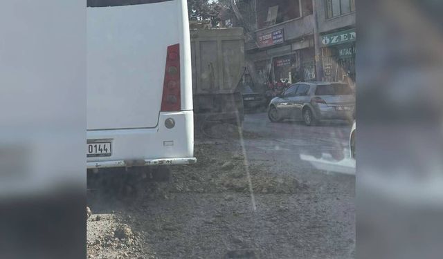 Kahramanmaraş'ta hafriyat kamyonu çamur dökerek ilerledi