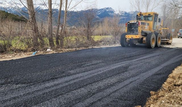 Andırın’da 30 kilometrelik grup yolunda asfalt çalışması