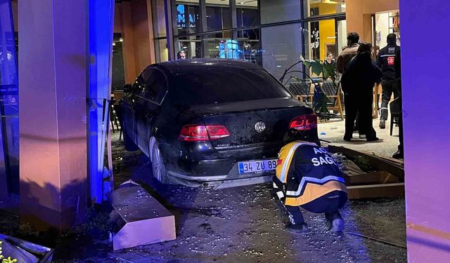 Otomobil kafede müşterilerin arasına daldı. 6 yaralı