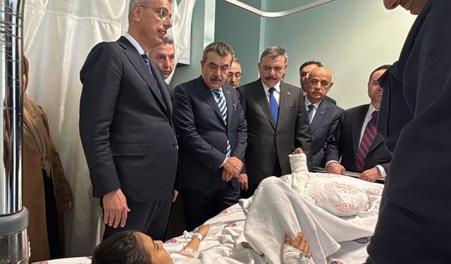 4 Bakan Kahramanmaraş'ta! Yaralı öğrencilere ziyaret