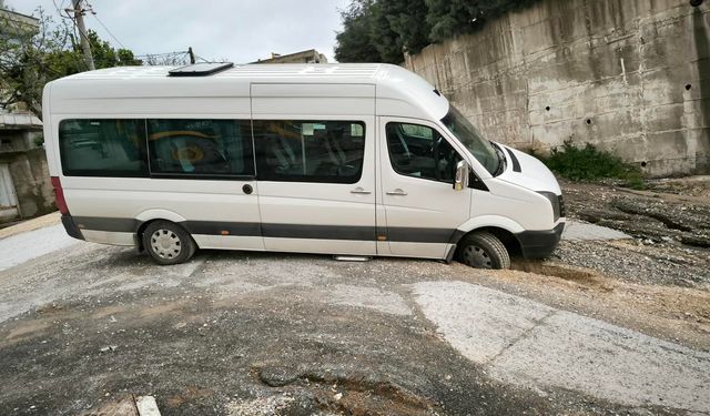 Kahramanmaraş’ta okul servisi çukura düştü