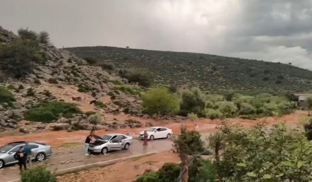 Adana'da tabak Deresi taştı, araçlar sular altında kaldı