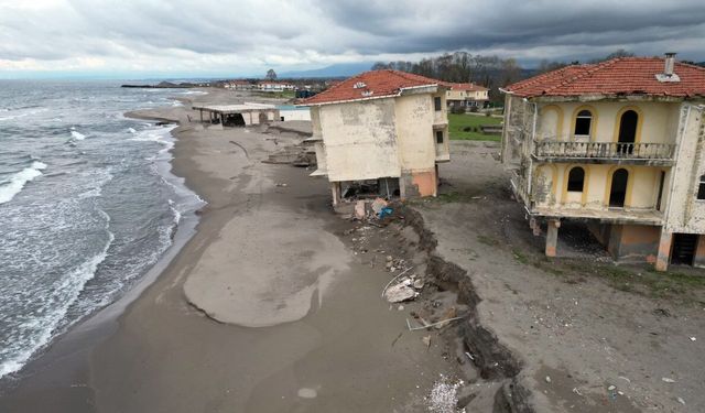 Deniz 100 metre içeri girdi, villalar çöktü