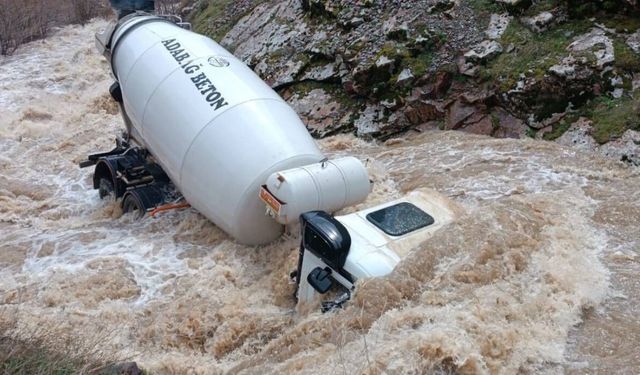Beton mikseri dereye uçtu: Sürücü kayboldu