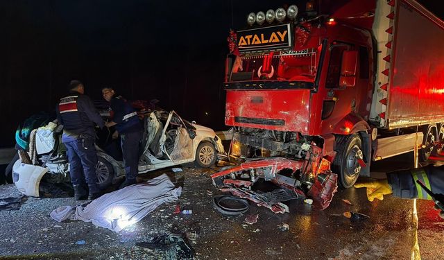 Burdur'da Anneyi Çocuklarından Ayıran Feci Kaza: 1 Kişi Öldü, 4 Yaralı