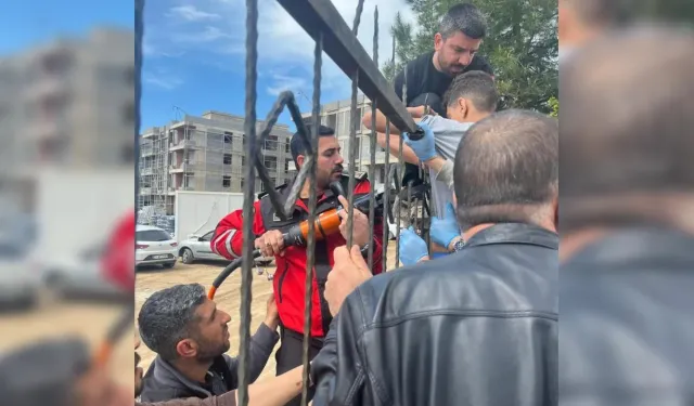 Demir korkuluk, küçük çocuğun koluna saplandı