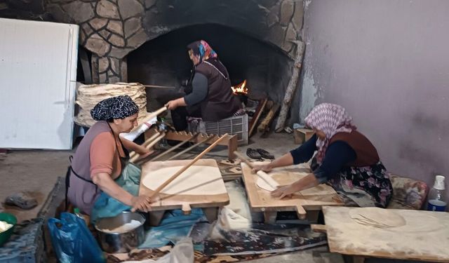 Depremzede kadınlar üretiyor! Ayda 6 bin yufka ekmek