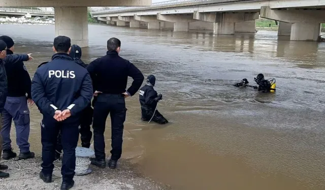 Dereden geçerken aracı suya gömülen sürücü öldü