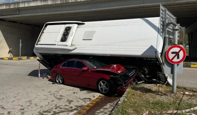 Halk otobüsü otomobilin üzerine devrildi: 46 yaralı