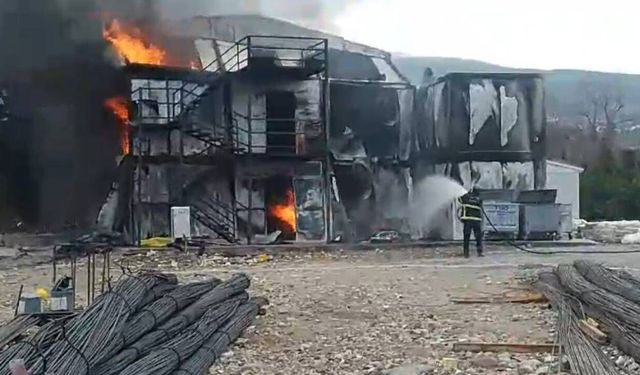 İşçilerin kaldığı konteynerler yandı