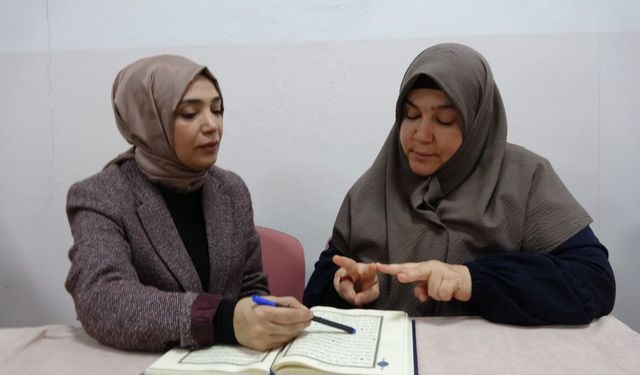 İşitme engelli kadınlar işaret diliyle Kur’an-ı Kerim öğreniyor