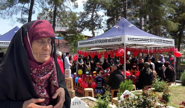 Kahramanmaraş’ta en acı 23 Nisan ziyareti! Okul saldırısı kurbanlarının mezarları bayrak ve balonlarla donatıldı!