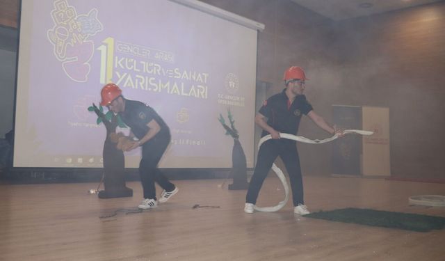 Kahramanmaraş’ta genç tiyatrocular sahneye damga vurdu!