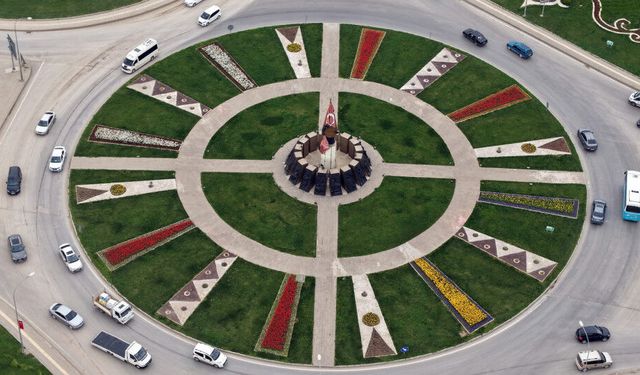 Kahramanmaraş’ta Kavşaklar Rengârenk Çiçeklerle Donandı