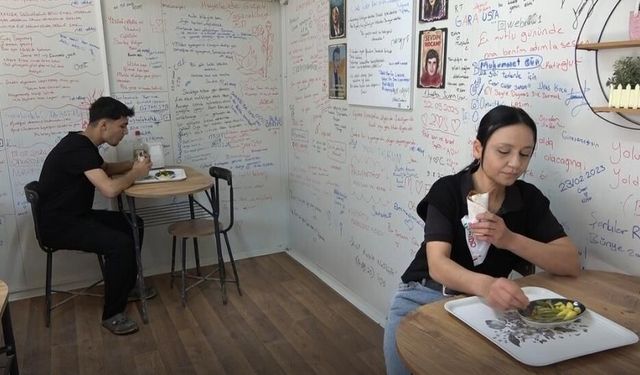 Kahramanmaraş'ta konteynerdeki çiğ köftecinin duvarları 'duygu duvarı'na dönüştü