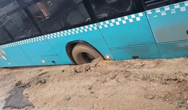 Kahramanmaraş'ta otobüs çamura saplandı