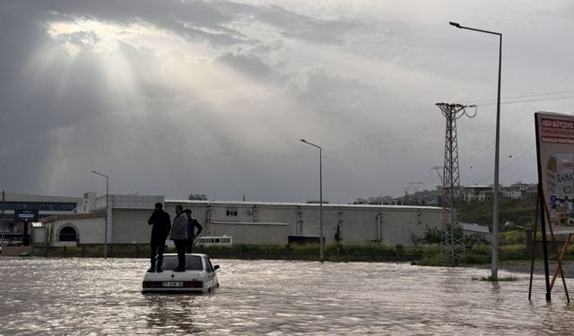 Kahramanmaraş’ta Sağanak Felaketi: Tünel Kapandı, Araçlar Mahsur!
