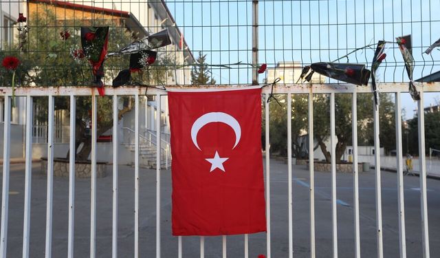 Kahramanmaraş'ta saldırı yapılan okulun kapısı karanfillerle donatıldı!