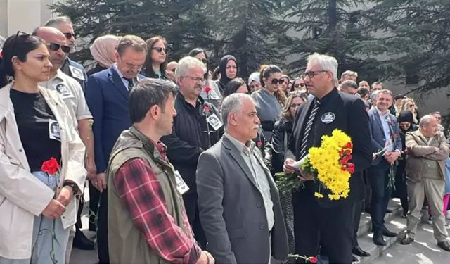 Kahramanmaraş'ta saldırıda ölenler için karanfiller bırakıldı