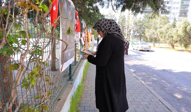 Kahramanmaraş’ta Saldırının Yaşandığı Okul Önünde Yaşlı Kadın Kur’an Okuyup Gözyaşı Döktü
