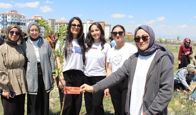 Kahramanmaraş'ta Şehit öğrenci ve öğretmenler için her cana bir fidan!